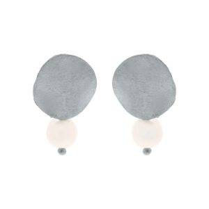 Small earring with pearl
