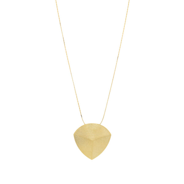 Collar triangular con grabado