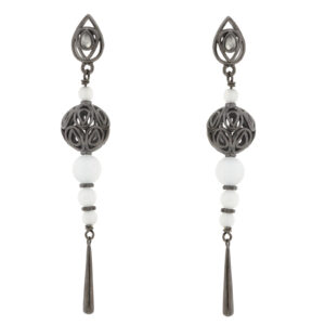 Vintage earring with ruthenium plating and glass beads