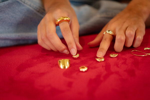 Anillo tubo talla universal acabado brillo chapado oro 18ktes.