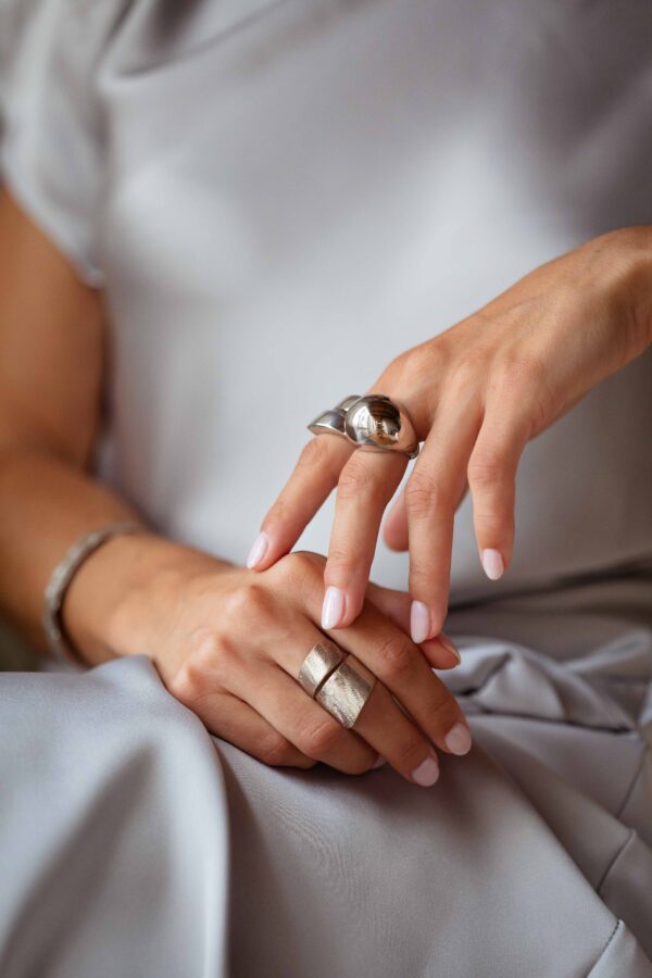 Anillo Bola talla universal mate acabado rodio